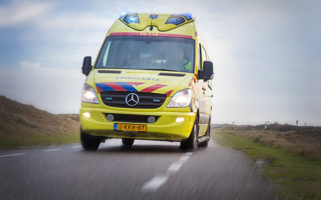 Ambulance met grote spoed naar de Grondherenstraat in Rotterdam