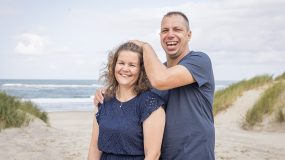 Wind tijdens een fotoshoot, dit stel heeft een praktische oplossing
