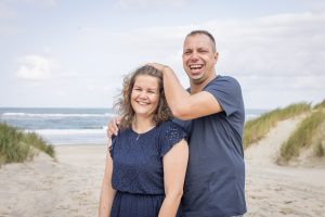 Wind tijdens een fotoshoot, dit stel heeft een praktische oplossing